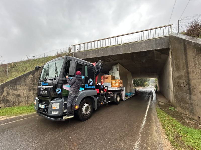camion sous pont avec peu d espace