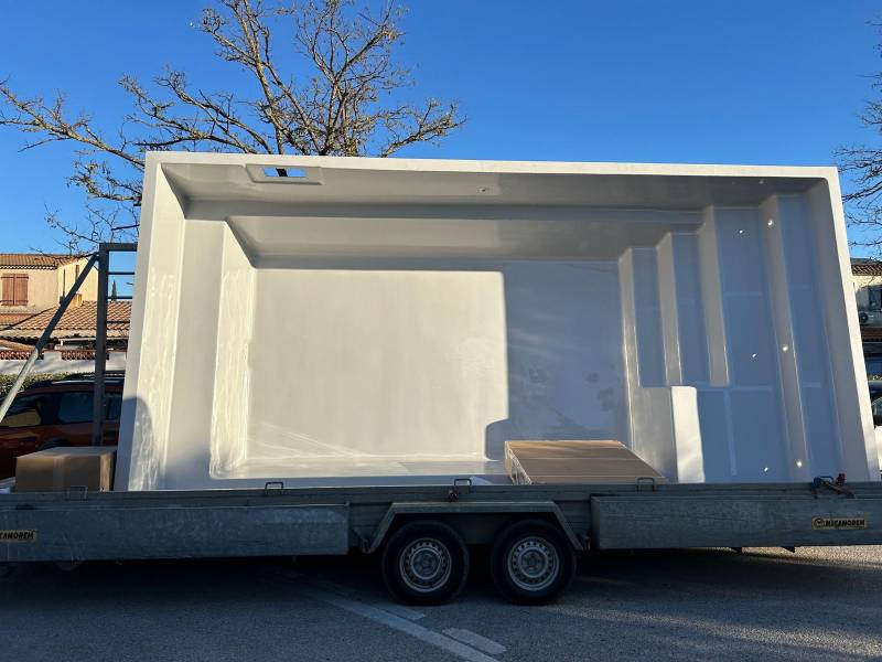 transport de votre piscine coque par semi remorque sur la crau