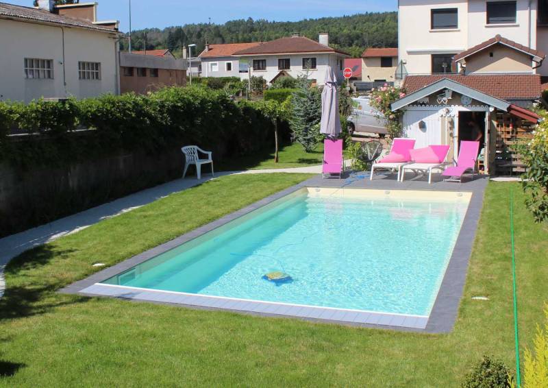 Piscine rectangulaire Sunshine 7,20 m couleur beige moderne à Roquebrune-sur-Argens.