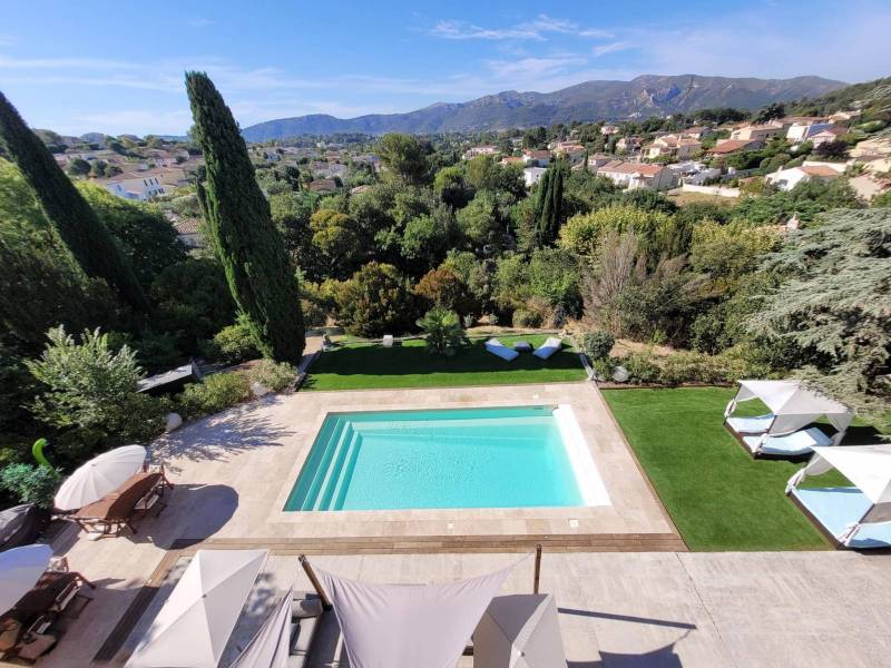 Terrasse, plage, végétaux : créez un espace élégant autour de votre piscine coque. Cocktail Piscine 83 vous guide dans l’aménagement extérieur dans le Var.