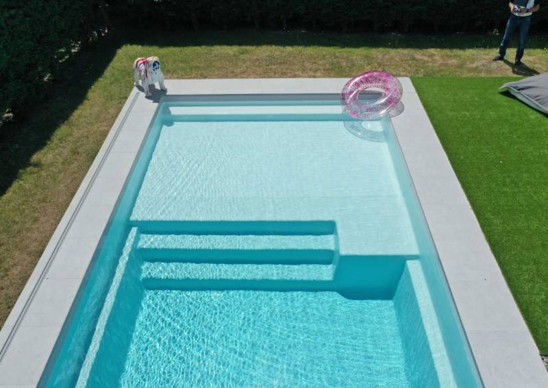 Piscine Sherry Lounge XL 10,30 m intégrée dans un extérieur familial à Vidauban.