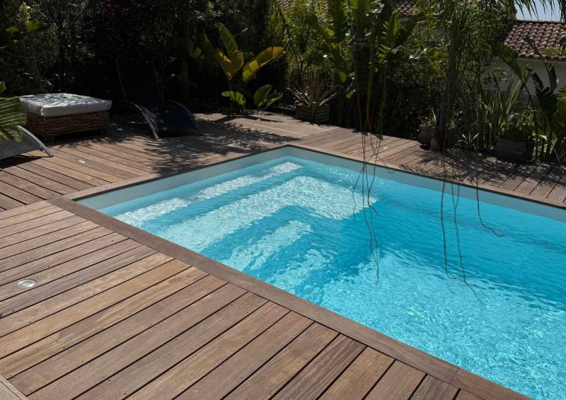 Sherry Lounge 6,30 m avec plage immergée en angle installée à Fréjus.