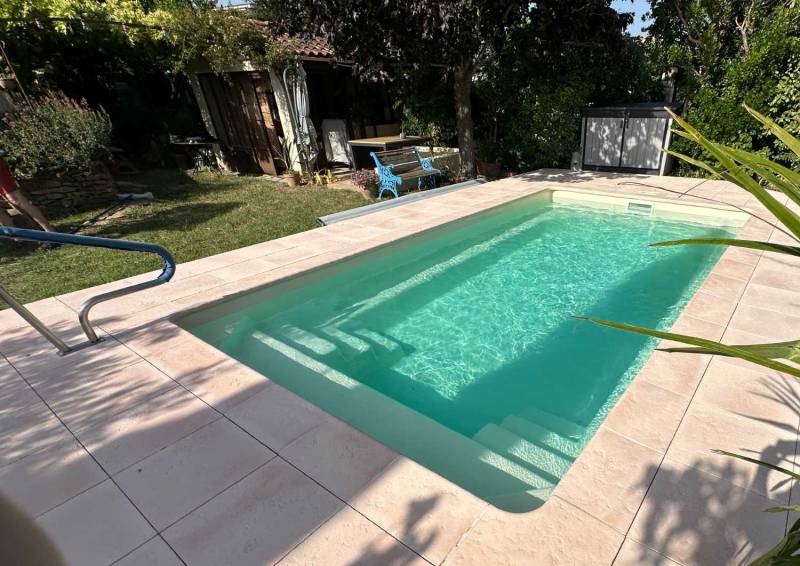 Sunshine 6,20 m intégrée dans un petit espace extérieur à Bormes-les-Mimosas.