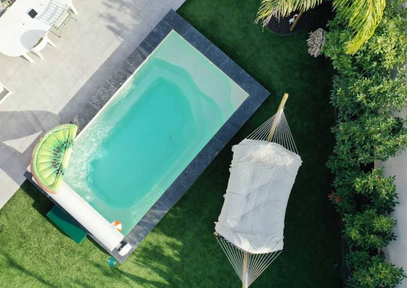 Piscine Manhattan 4 compacte installée dans un petit extérieur à Le Luc.