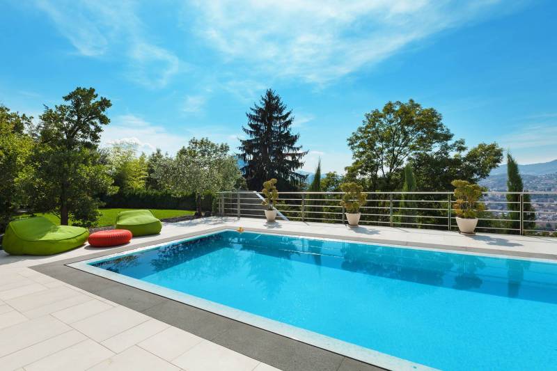 Ensoleillement, vent, accès : choisissez le bon emplacement pour votre piscine coque. Cocktail Piscine 83 vous accompagne dans tout le Var.