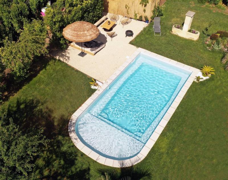 piscine avec une plage en polyester