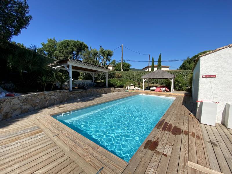 Piscine Brooklyn 8 m avec fond progressif installée à Fréjus.