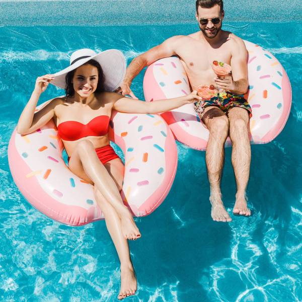 couple amoureux pour la saint valentin a Bormes les Mimosas dans une piscine