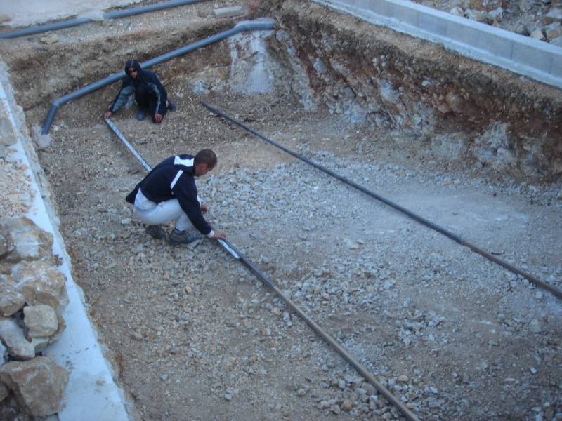 installation d'une piscine coque rectangulaire à fond progressif