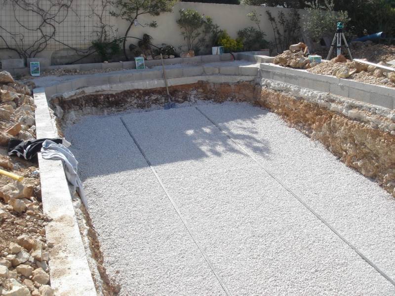 gravier de fond pour la pose d'une piscine coque polyester dans le var