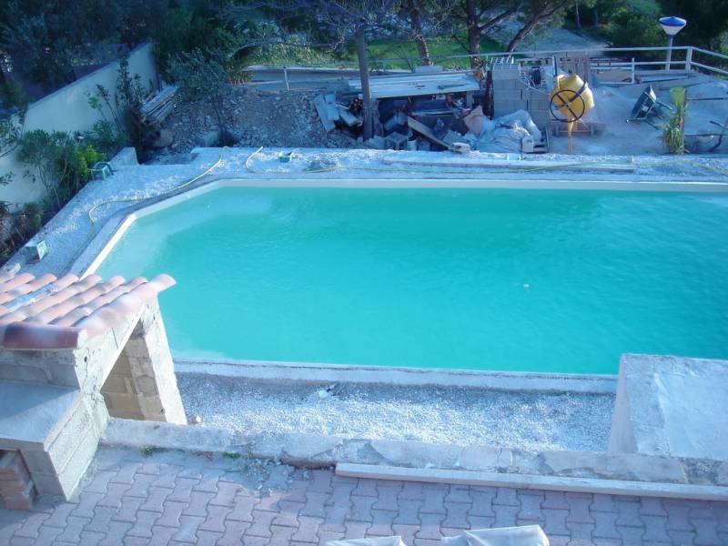 piscine avec assise béton support des éléments de finition prète à recevoir ses margelles