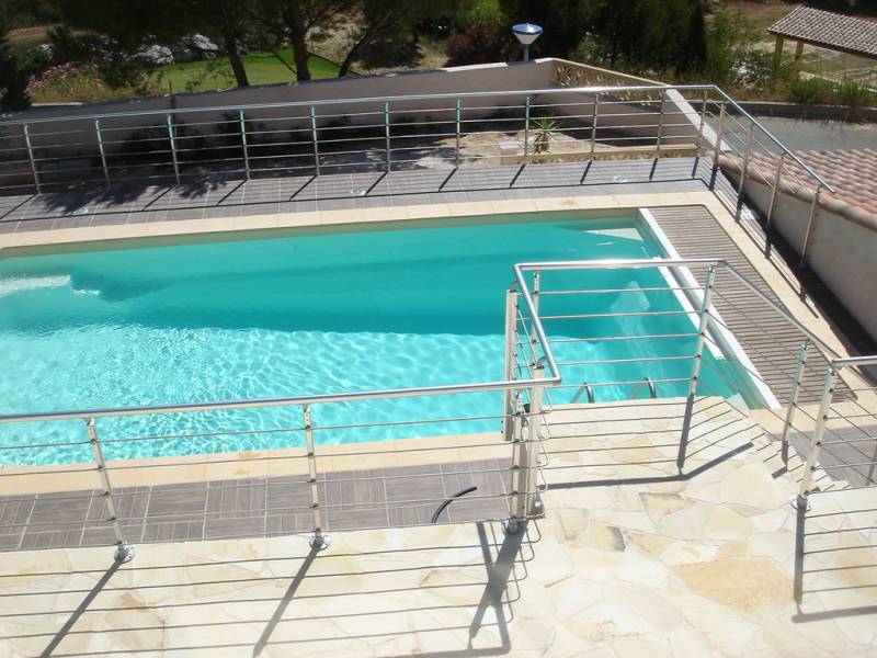 piscine coque posée dans le var avec barrière marine comme sur un bateau