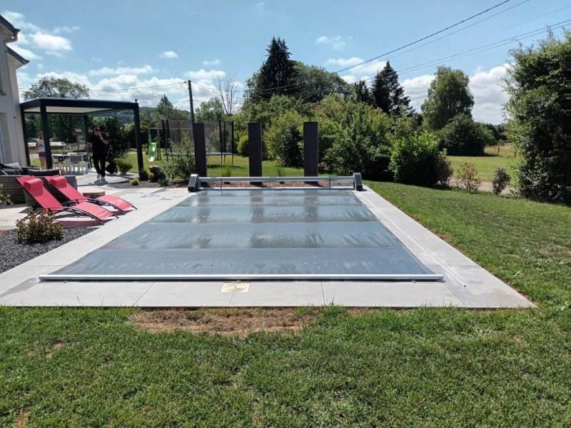 Bâche à barre pour piscine posé avec margelles