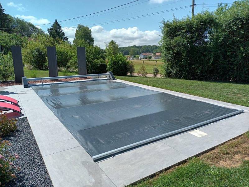 Bache à barre Oré sur piscine grise