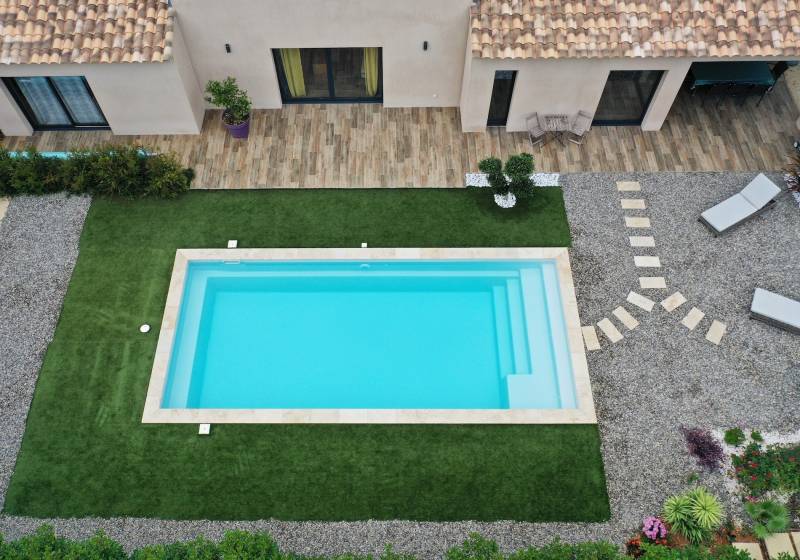 grande piscine rectangulaire avec plage immergée et compatible volet immergé ou hors sol dans le Var à G&aréoul