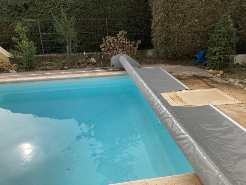 Bache à barre avec enrouleur pour piscine