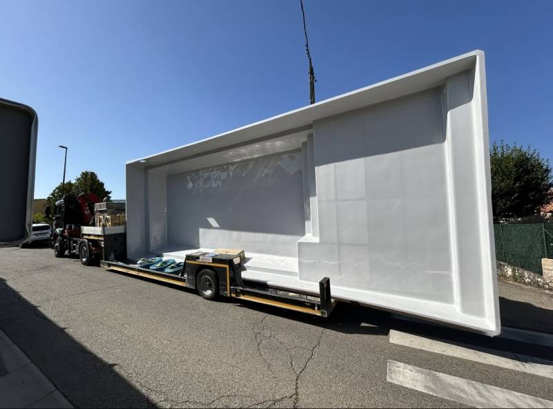 Immense piscine coque avec plage immergée sur camion