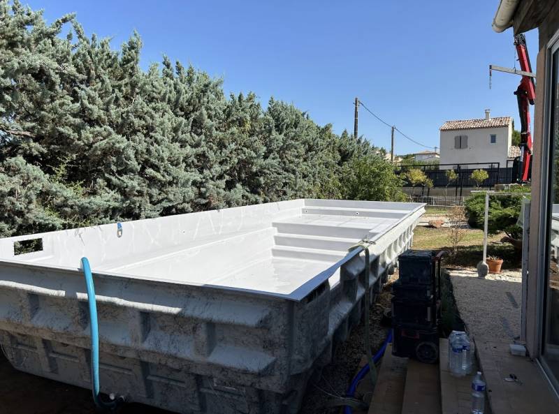 piscine coque blanche dans le Var