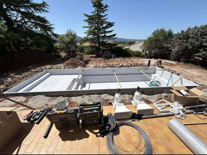 Installation d'une piscine coque avec plage immergée