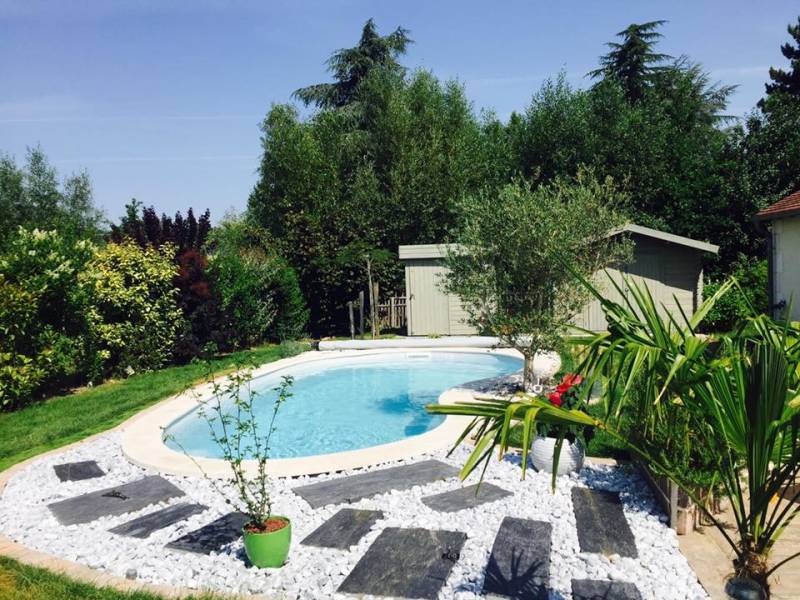 idée d'implantation de piscine coque polyester en forme de haricot