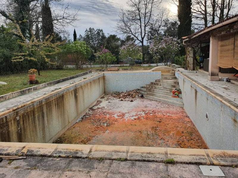 la piscine béton fissurée à Garéoult à remplacer par une coque