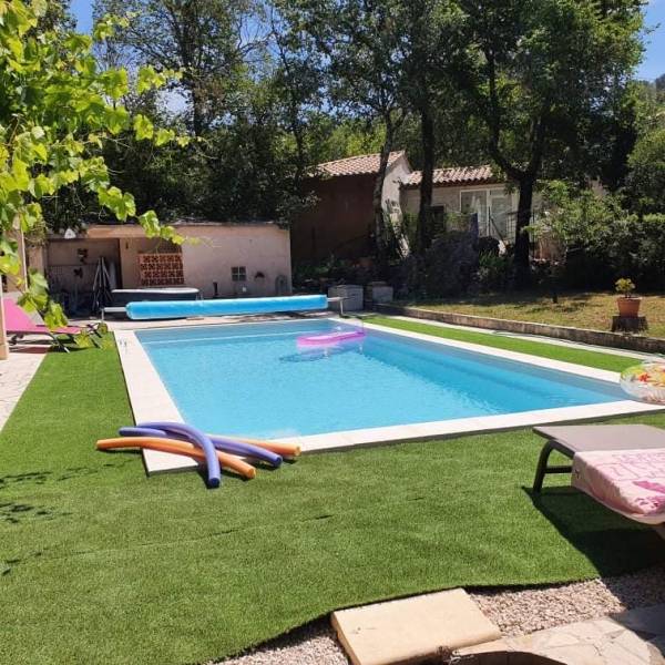 piscine coque rectangulaire posée à Gareoult à la place d'une piscine béton