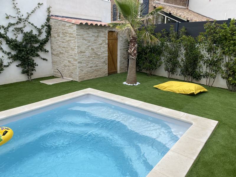 banquette de piscine cocktail a la crau var et gazon