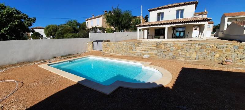 Piscine Mangolada 7 m installée à Fréjus avec escalier romain et fond progressif.