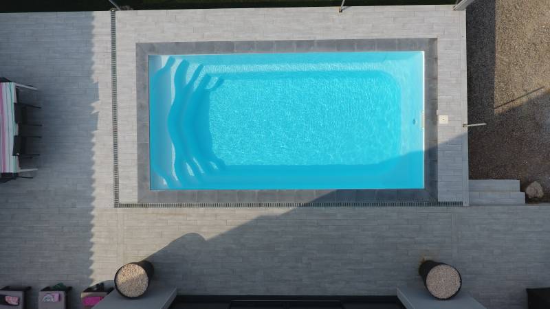 Installation d’une piscine Manhattan 7 m dans un jardin à Sanary-sur-Mer.