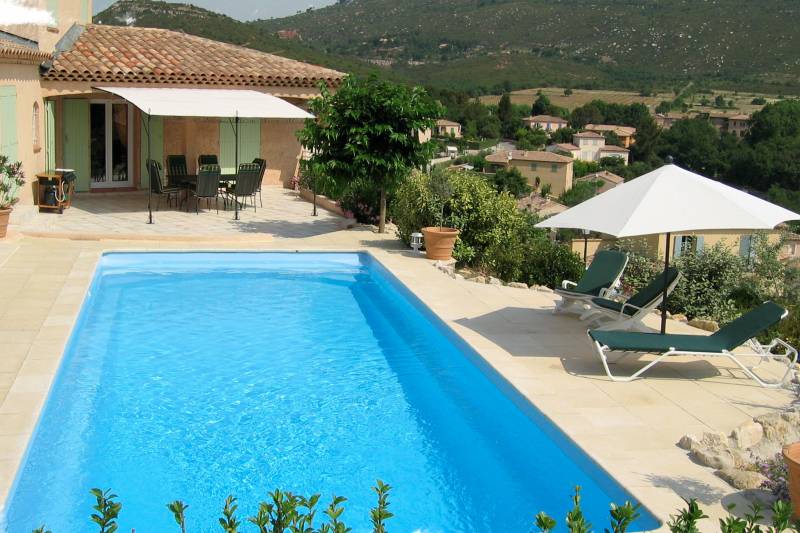 Piscine Manhattan 9 installée à Fréjus avec escaliers diagonaux et grande banquette.
