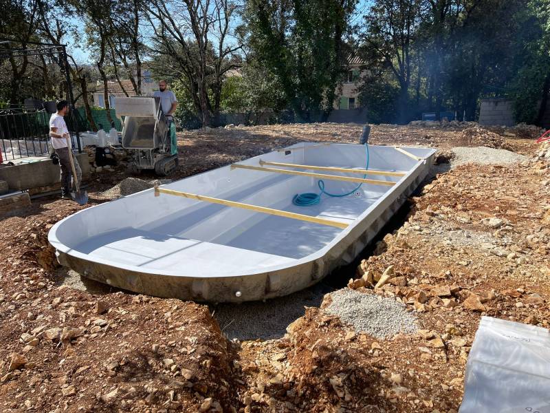 piscine coque blanche pour un extérieur moderne