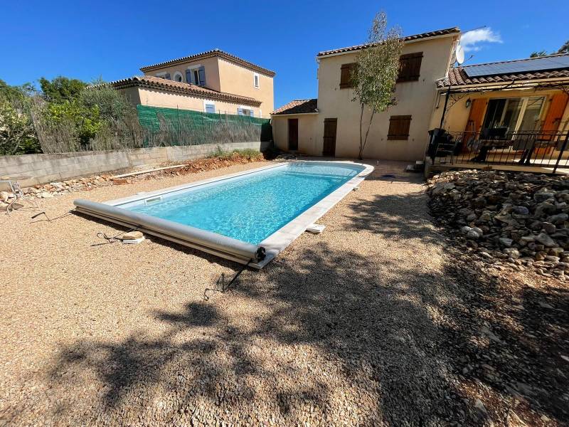 installation piscine coque prête au bain avec plage plage immergée