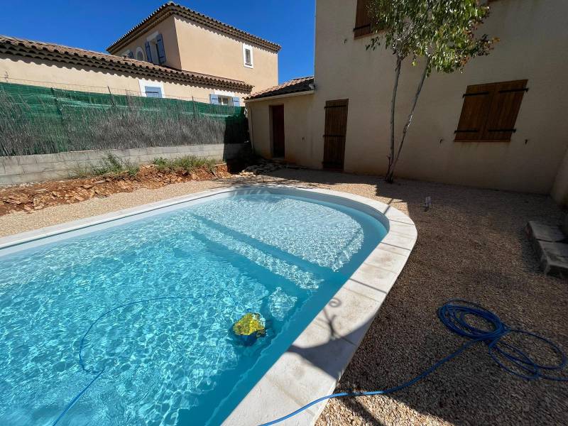 piscine en eau avec longue plage immergée