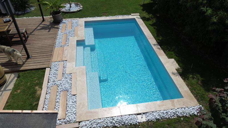 Paloma 6 couleur gris moderne posée dans un jardin à Bormes-les-Mimosas.