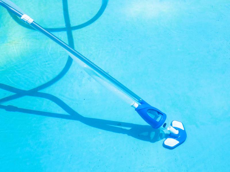 passage d'un balai electrique dans la piscine