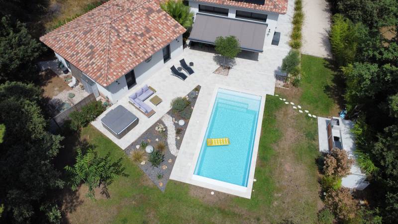 Piscine grise moderne et luxueuse dans le Var