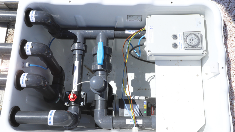 Tour d’horizon des équipements essentiels d’une piscine coque polyester : buse de refoulement, skimmer, vanne 6 voies, aqua terre, bonde de fond…