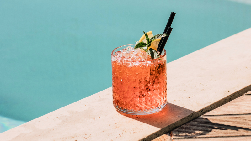 Margelles tachées ou glissantes ? Cocktail Piscine 83 vous aide à préserver l’esthétique et la sécurité de votre piscine coque dans le Var.