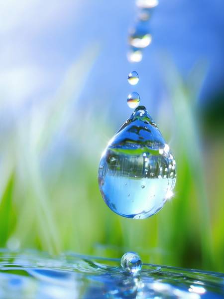 goutte d'eau pure qui tombe 