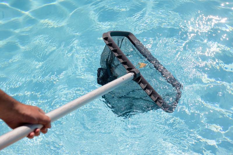 nettoyage d'une piscine coque Cocktail à Saint Maximin dans le Var