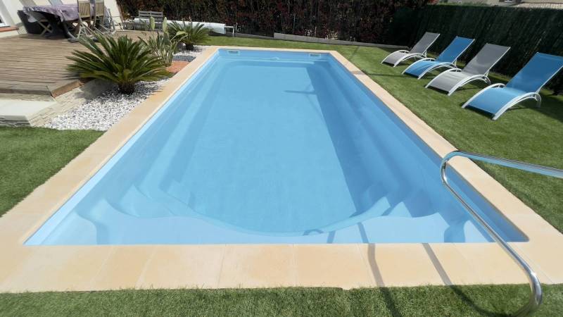 Piscine coque polyester Manhattan 8 m installée à Hyères pour la détente et la nage.