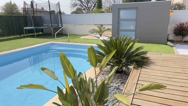 Piscine à fond plat Manhattan Vente et pose d'une piscine coque 8x4 avec belle banquette à Puget Ville dans le Var