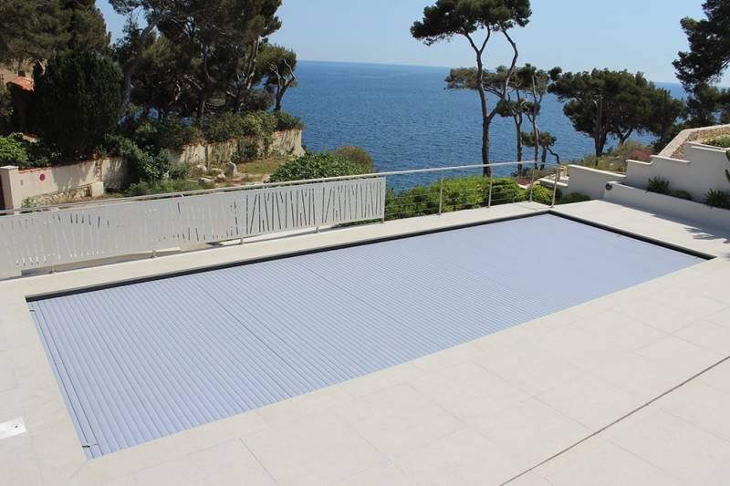 Volet maytronics sur une piscine coque cockrail dans le Var à Carqueiranne