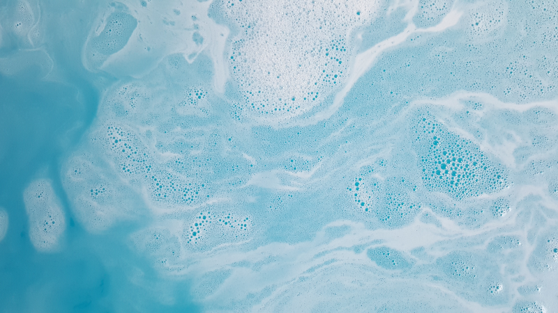 Fini la mousse dans votre piscine coque polyester à La Roquebrussanne ou Garéoult. Cocktail Piscine 83 vous aide à retrouver une eau claire et saine.