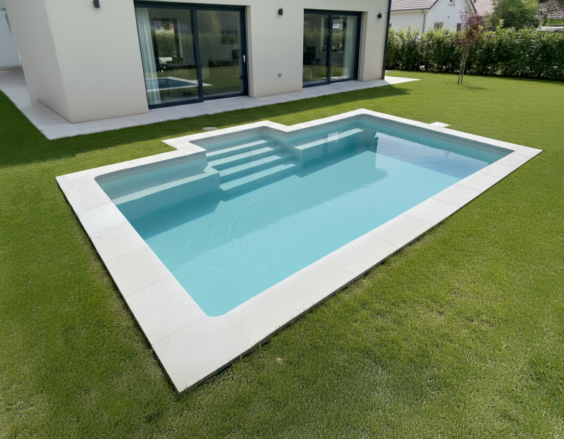 Piscine vue biais dans jardin