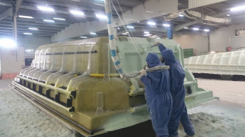 projection de la dernière couche de fibre pour une piscine installée sur La seyne sur mer