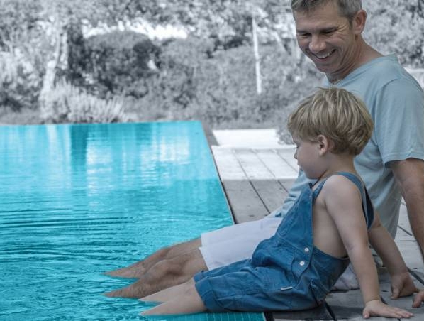 alarme Précisio avec enfants au bord de la piscine