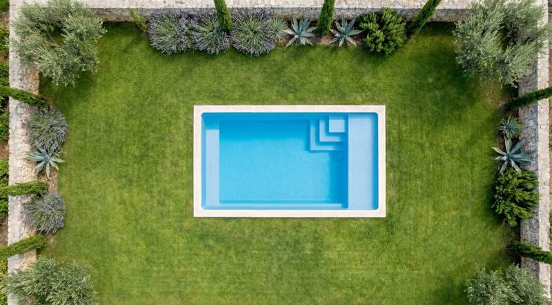 piscine coque polyester blanche avec banquette dans le Var