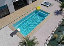 Bassin contemporain Shooter 8,20 m installé à Cavalaire-sur-Mer.