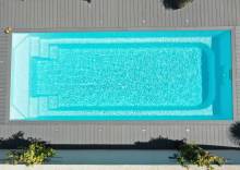 Piscine Sunshine 8,20 m intégrée dans un grand terrain à Vidauban.